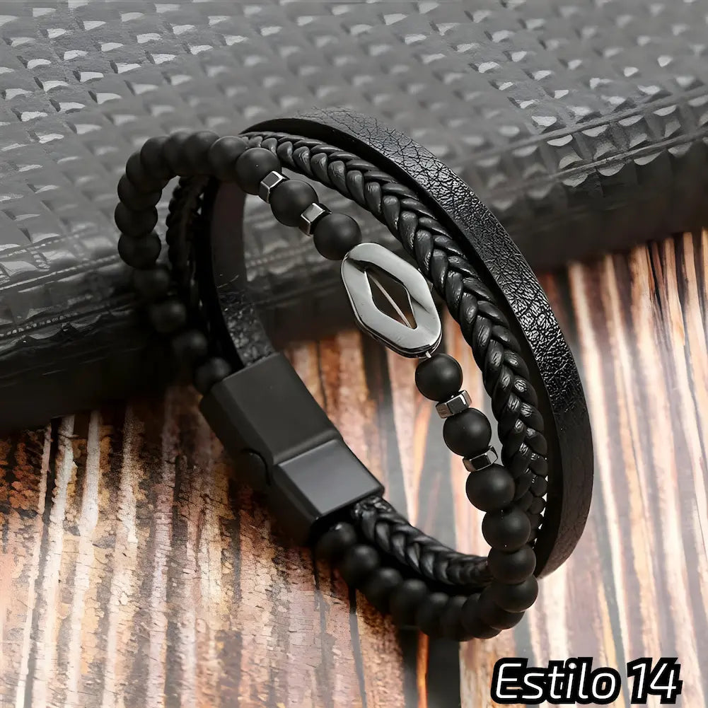 Pulseira preta com couro trançado e tiras texturizadas, adornada com contas escuras e um detalhe metálico em forma de losango. Fecho preto, perfeita para um estilo elegante e minimalista. Estilo: 14.