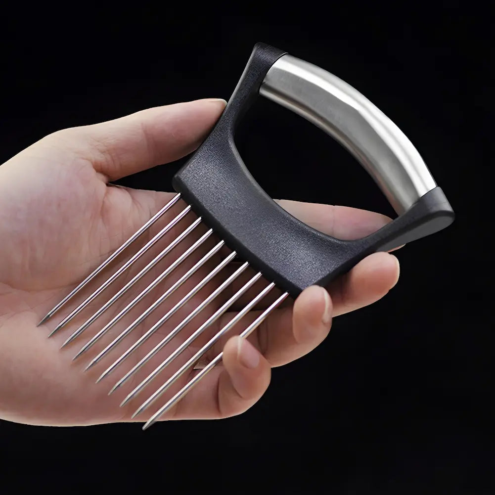 
A imagem mostra uma mão segurando um utensílio de cozinha com cabo ergonômico de metal e plástico preto. O objeto possui várias lâminas metálicas longas e finas que se projetam para baixo, criando um formato semelhante a um garfo. O fundo da imagem é preto, destacando o produto.