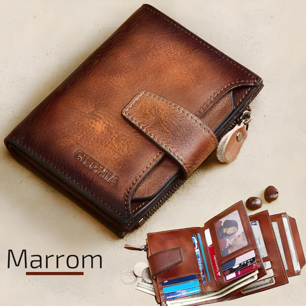 Marrom - Carteira masculina marrom com fecho de aba e zíper. A imagem apresenta a carteira fechada e aberta, destacando os compartimentos para cartões, dinheiro e moedas.