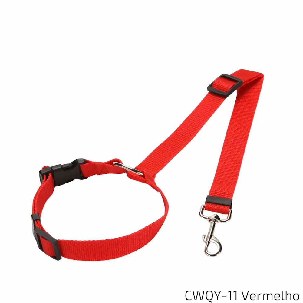 
A imagem apresenta um cinto de segurança para pets na cor vermelha. Produzido em nylon resistente, o acessório inclui colar ajustável, fecho de encaixe seguro e presilha de metal, proporcionando segurança e praticidade para passeios ou transporte de animais de estimação.