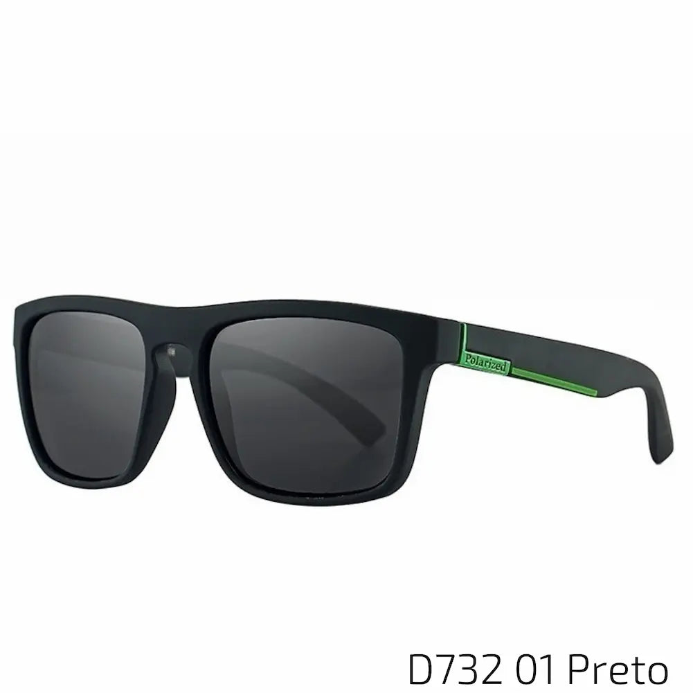 Óculos de sol com armação preta e detalhes sutis em verde nas hastes. As lentes são escuras e polarizadas, proporcionando alta proteção contra os raios solares. O design é elegante e minimalista, ideal para quem busca um acessório versátil e sofisticado que pode ser usado em diversas ocasiões, combinando estilo e praticidade.